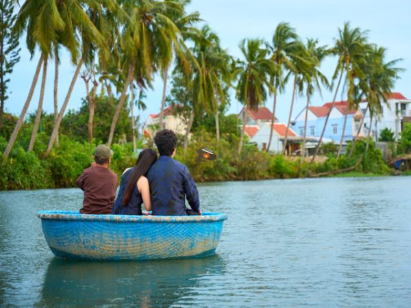 Hoi An Romantic Dining On Bamboo Raft